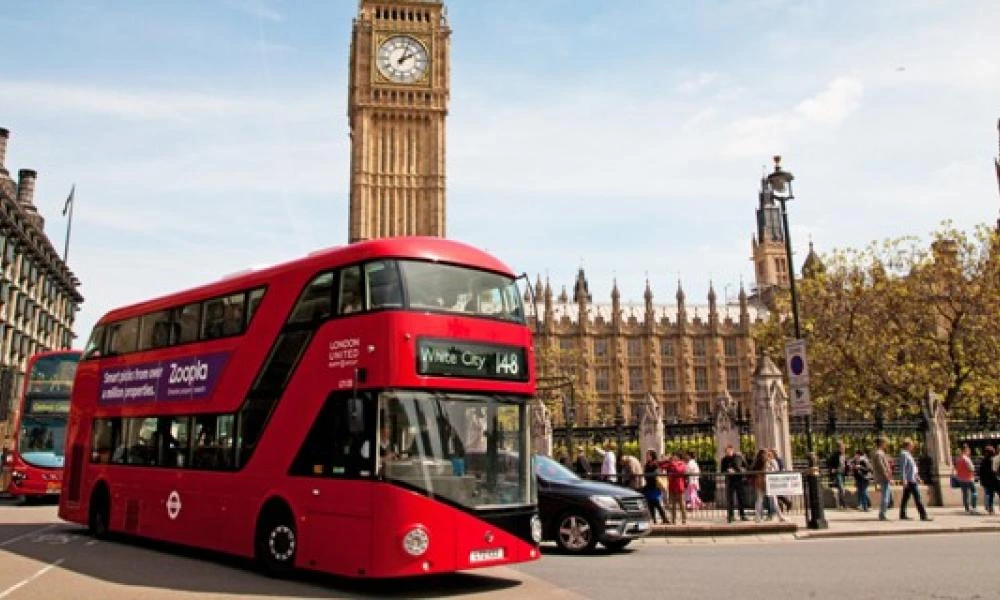 Κορoνοϊός - Ανεξέλεγκτη η κατάσταση στο Λονδίνο: Λεωφορεία μετατρέπονται σε ασθενοφόρα